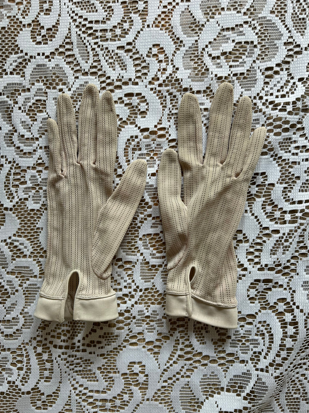 Vintage Cream Gloves